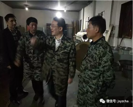 游志坚深夜看望君山茶厂制茶人员